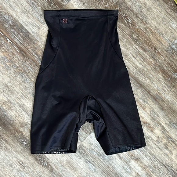 Ruby Ribbon Women's Size Medium High Waist Shaping Shorts Black - Picture 9 of 10